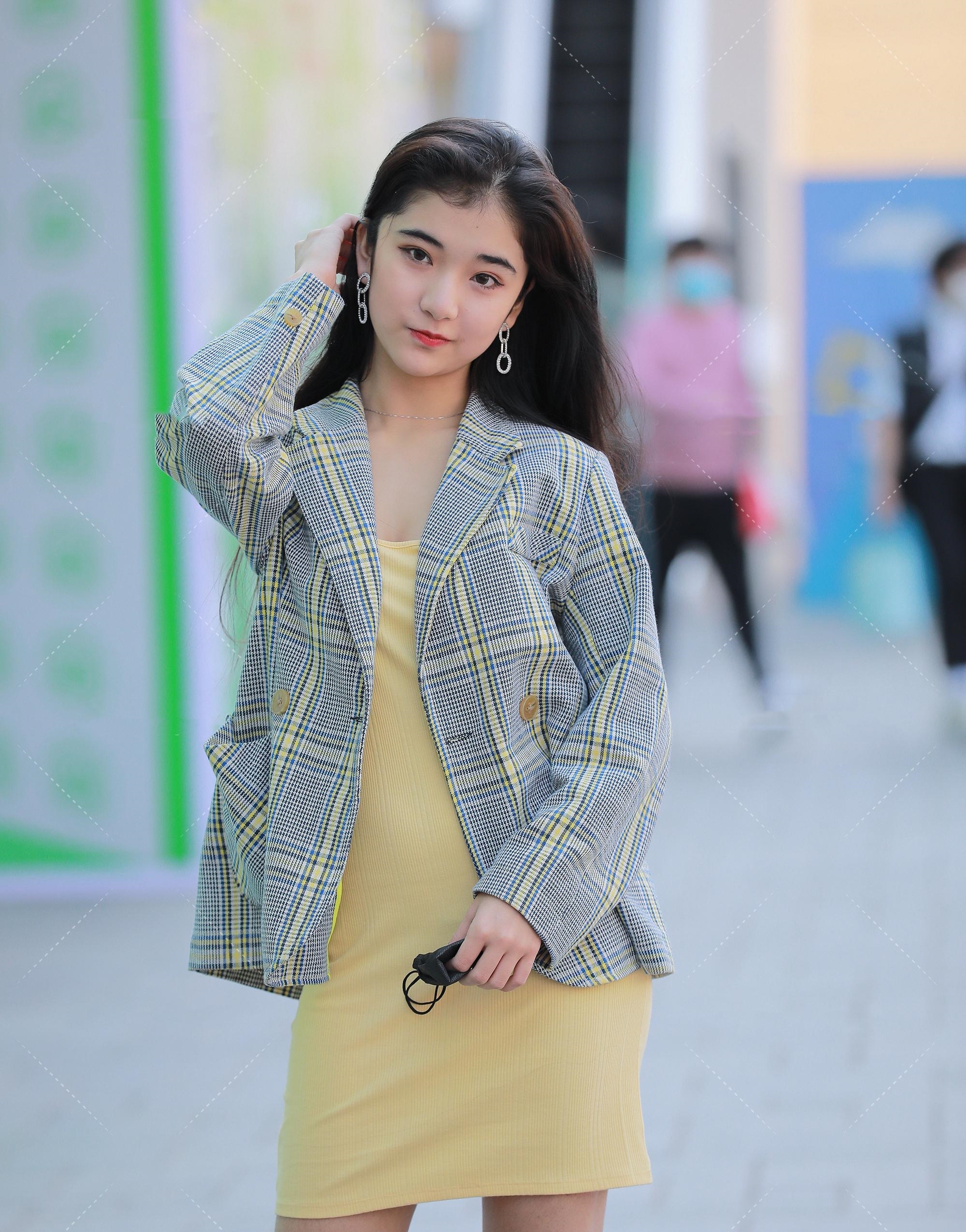  靓妹■靓妹总是偷穿妈妈的“外套”，18岁穿成28岁，多了一份成熟感
