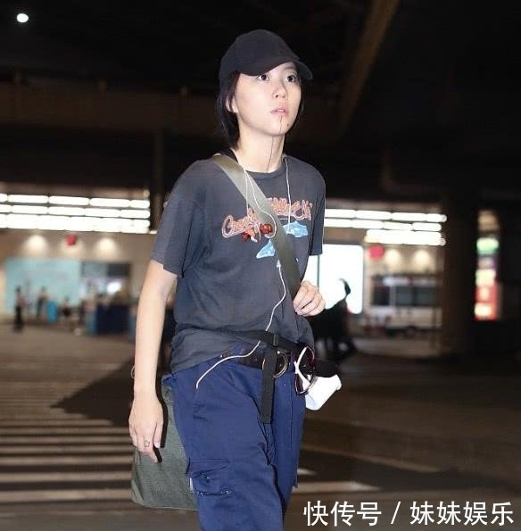 窦靖童真是绝了,竟背个超级迷你小包出门,莫不是用来装牙签的