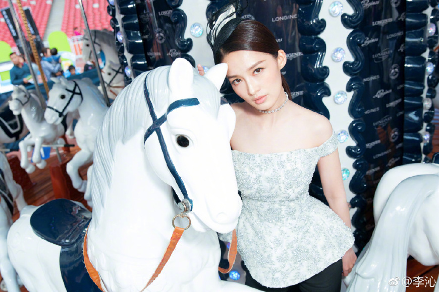 28岁李沁放大招了！身着波点裙性感迷人，网友：这双美腿太抢镜了