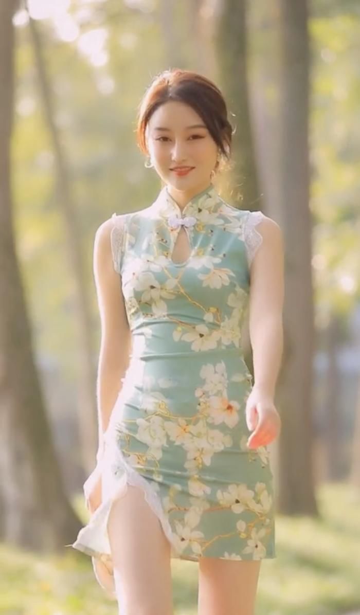  #小姐姐#旗袍小姐姐，丹凤眼，细柳腰，美得可以做壁纸