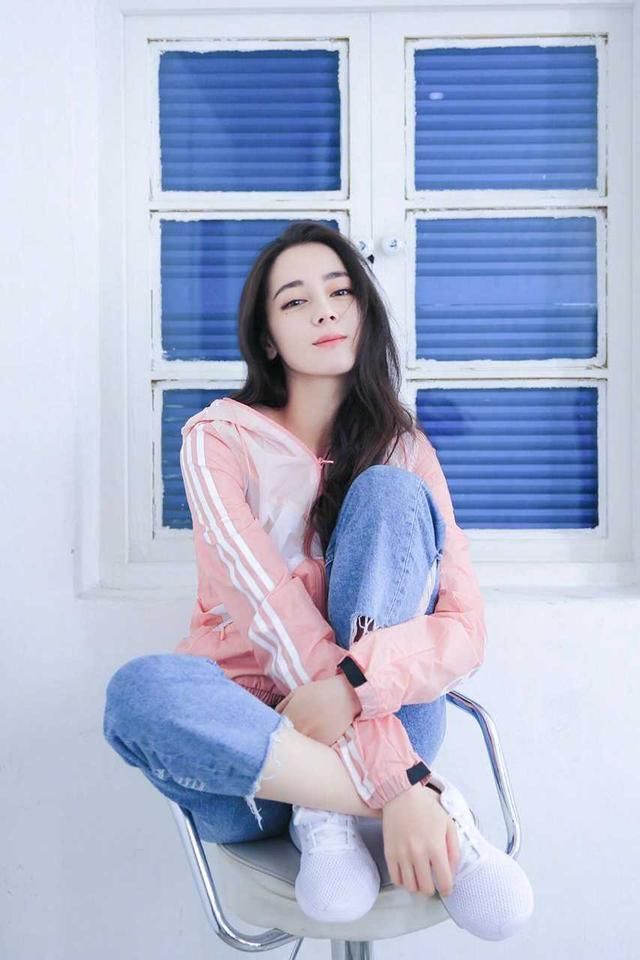 谭颂韵PK迪丽热巴:同是休闲装，一个美爆，一个放荡不羁!