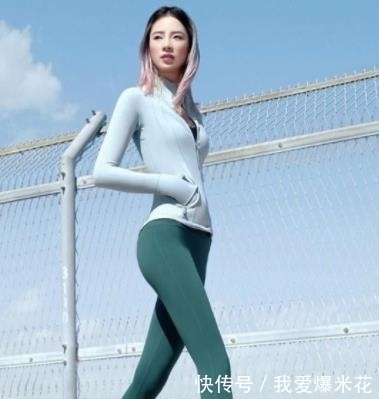  #气质#街拍女神：富有活力的紧身打底裤小姐姐，仙女气质十足