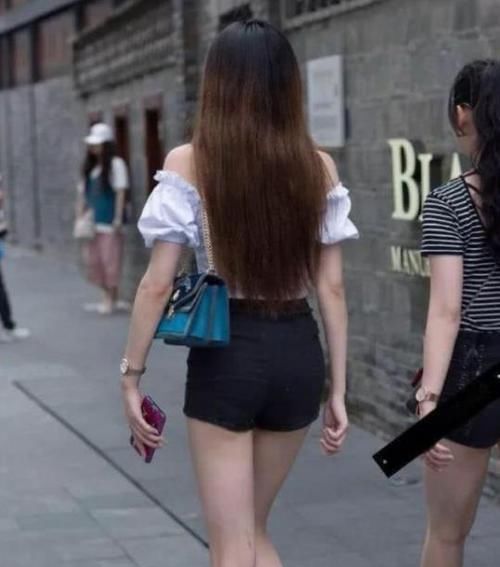  『女人』街拍：温柔可人的美女，一件条纹连衣裙外搭毛绒马甲，女人味十足