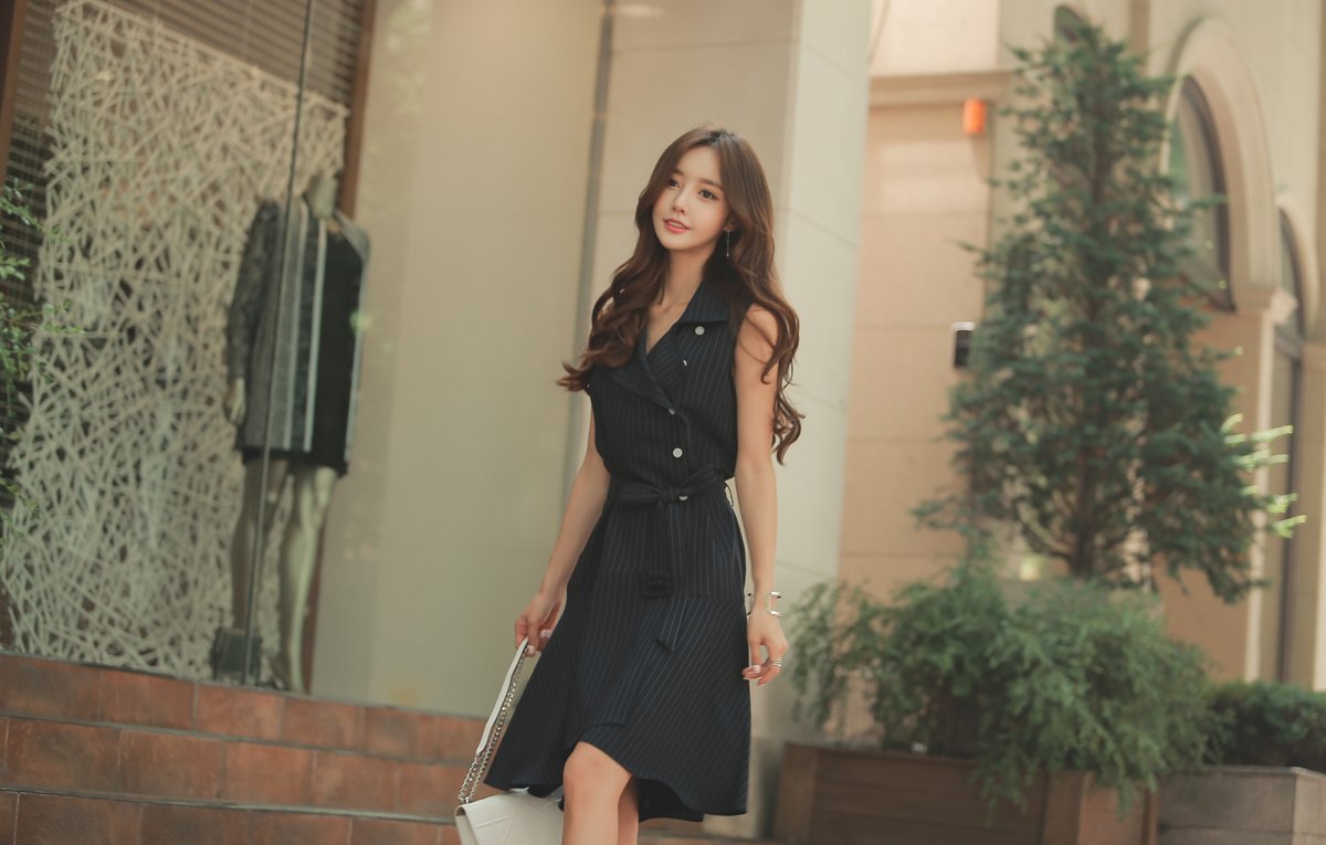 女神珠珠:黑咖啡愠色竖条不对称束腰裙