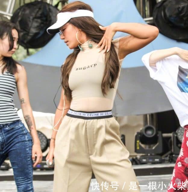 江映蓉变身黑美人，“土著娃娃脸”成“国际脸”魅力十足！