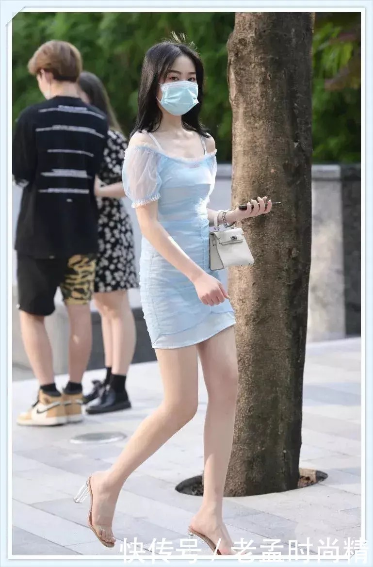  气质|街拍：薄纱一字肩短裙搭配高跟鞋,穿出知性迷人的气质