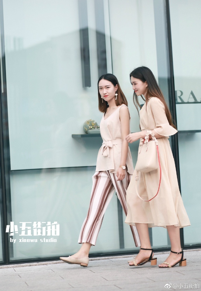 路人街拍：黑T恤搭牛仔短裤秀出美丽长腿，小姐姐边走边听歌