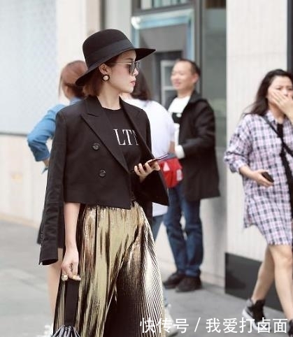 『女人』街拍:皮裤穿在成熟的酷女人身上才叫美,身材超好,走哪都有回率