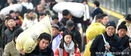 农民工返乡热潮出现，为何要放弃城市工作，老农说了这些原因