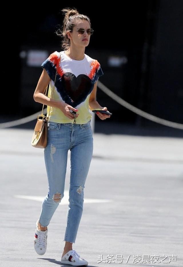 这条裙子比连体泳衣还紧，超模硬是穿了进去，网友：太拼了