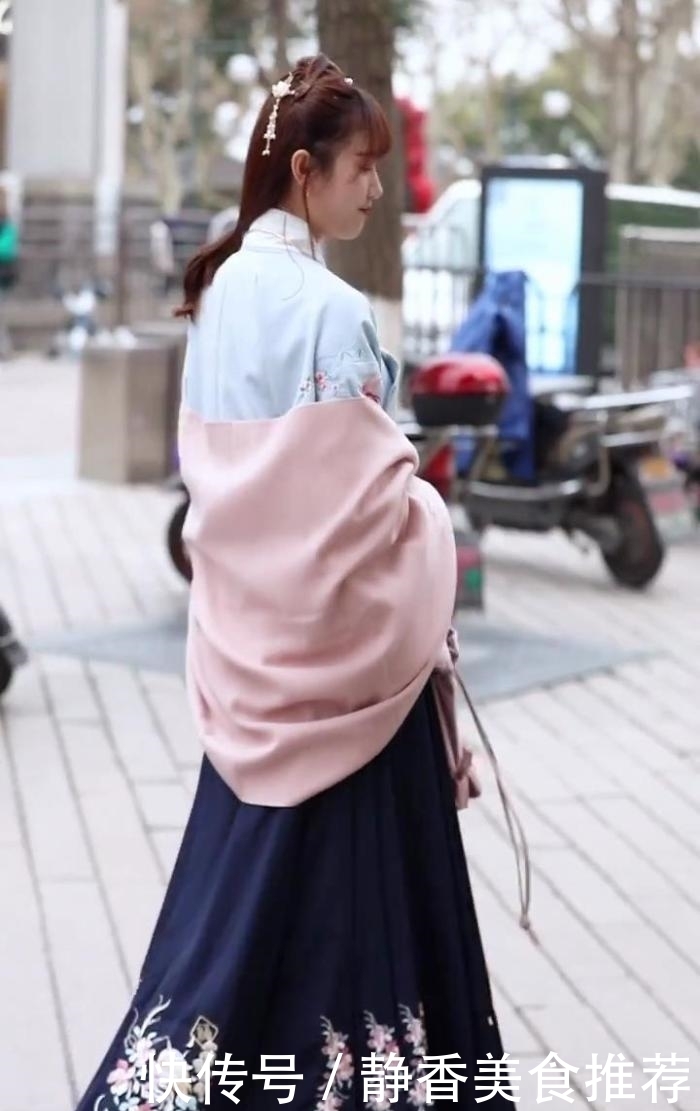  女人味|街拍：一身汉服打扮，清纯中带着几分女人味，绽放十足的魅力
