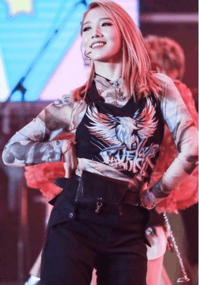 山支大哥孟美岐厉害了!锡箔靴子加纹身,网友:霸气到不行