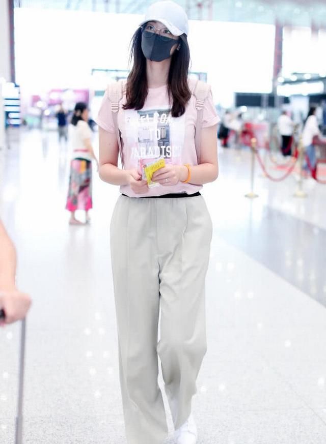 惠若琪上身粉色T恤,下半身却显很臃肿,网友:被这裤子拖累了