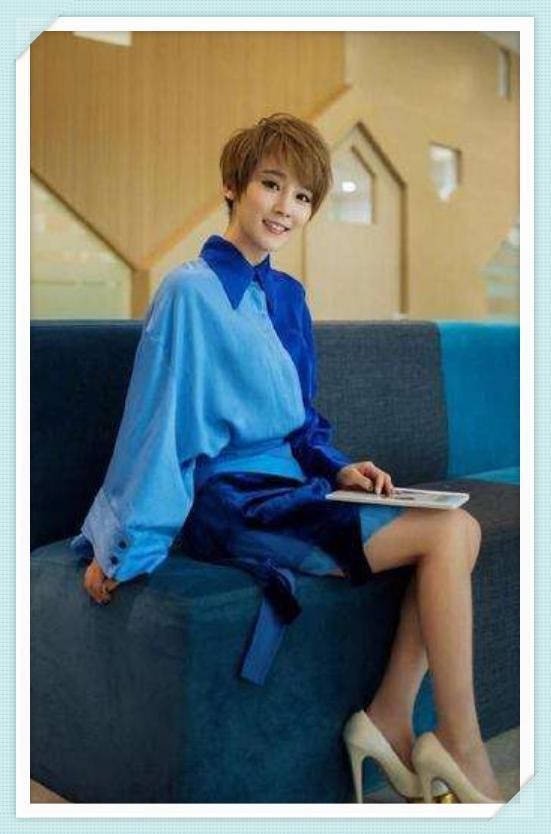 谢楠亮相活动,四肢纤细,小腹平坦,网友:她真的怀孕7个月了?