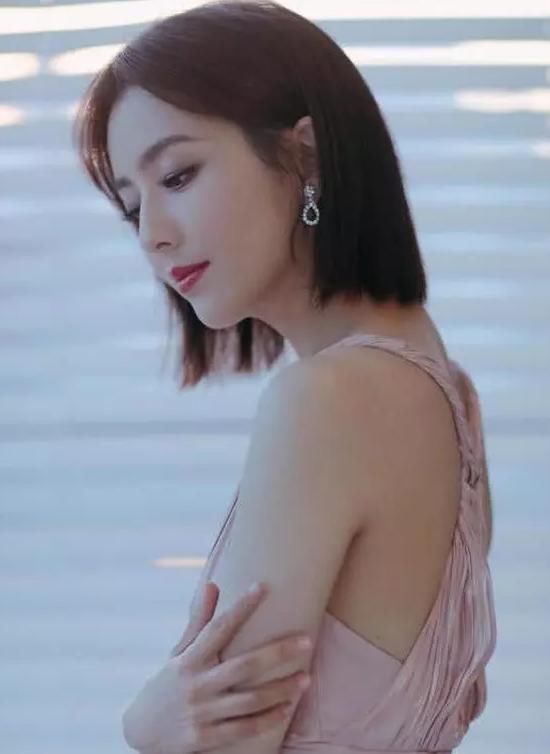 烈焰红唇的秦海璐穿出高级感，接二连三获奖的马伊琍鱼尾裙才迷人