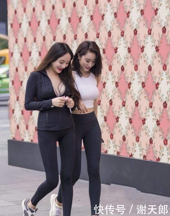  【风格】街拍小姐姐穿紧身牛仔裤，搭配得很是精巧，一看就是女神！