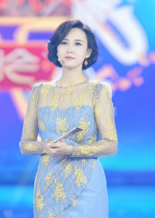  #尽显#路人街拍，靓女清凉迷人，穿清爽唯美的一字肩上衣尽显曲线美感