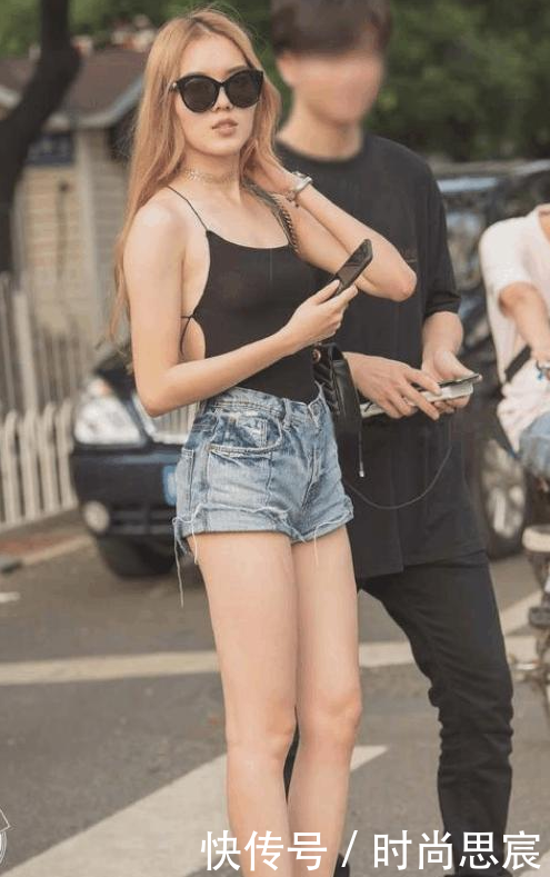 街拍: 男性们看了“会疯”系列, 满屏的大长腿,时尚性感!