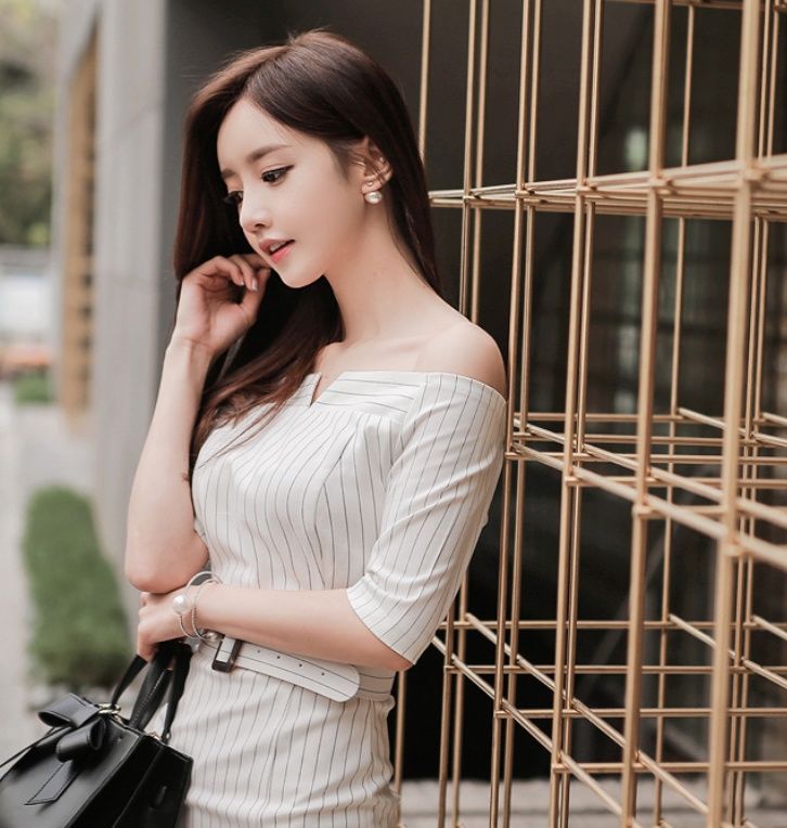 奉献一组简洁大方的紧身裙美女，纯真的活力很火辣美白!