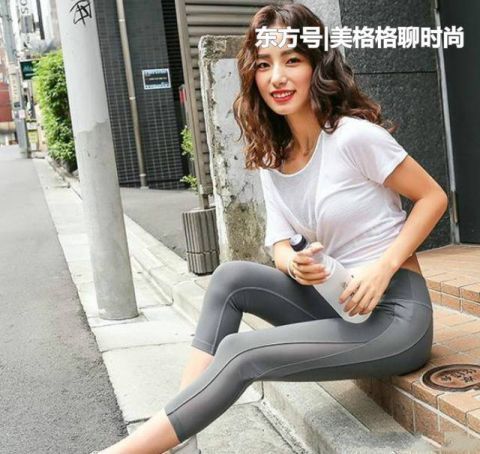  [那精致]街拍：迷人靓丽的打底裤小姐姐，减龄有活力，彰显青春魅力