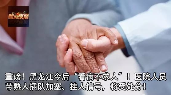 “我妈妈丢了”！男孩一边呼喊，一边“追打”公交车！他妈妈呢？