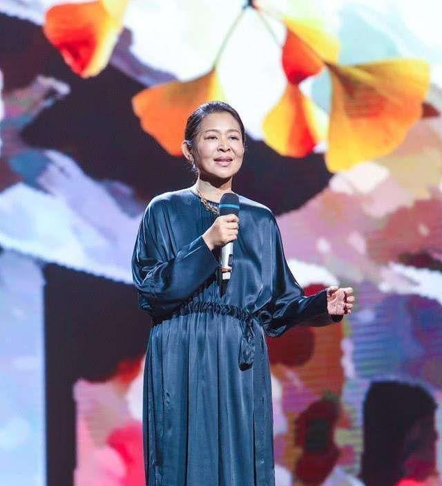  『倪萍穿了一』倪萍瘦身后变化真大, 没了61岁大妈的味道, 多了几分年轻活力感