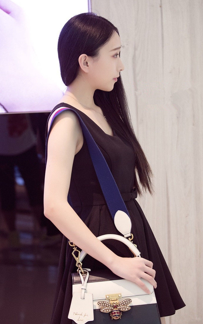 重庆街拍，黑色系的神秘感，穿出自己的品味风格!