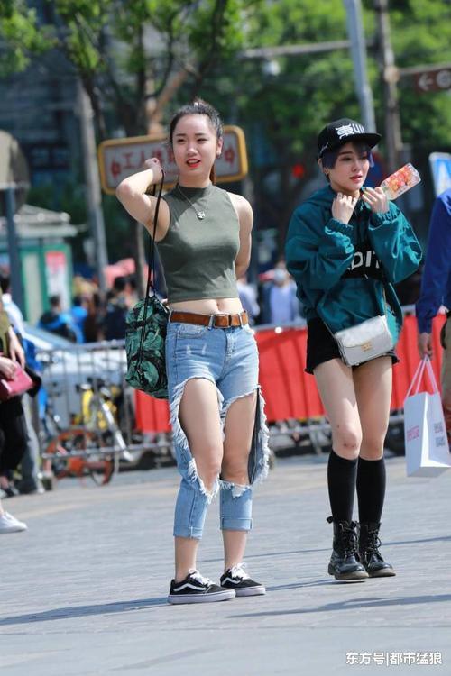 牛仔裤穿出了新高度, 网友: 还不如旁边的妹子