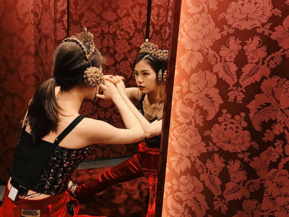 亲身示范丨原来真的可以在试衣间自拍出时尚芭莎封面!