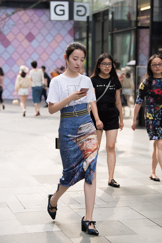 路人街拍:纯色吊带短款上衣+高腰半身裙，休闲时尚显气质