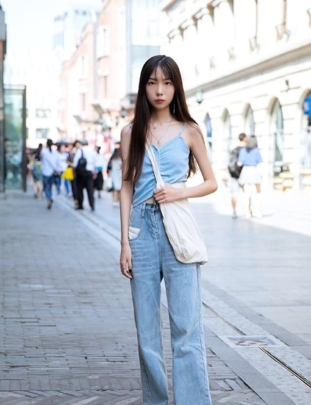  [特别]路人街拍，美女穿黑色深V吊带，轻盈修身，显得特别的高挑美丽
