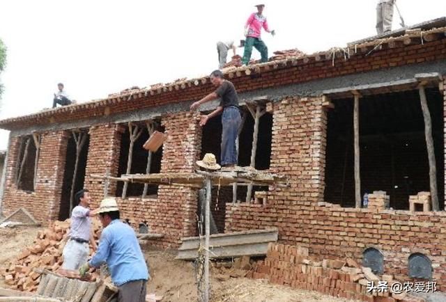 农民拆自己老房子翻建有错吗？又不是拆别人的凭什么不准修呀？