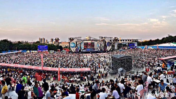 2018年6月13日盱眙万人龙虾宴,5万虾粉食客一