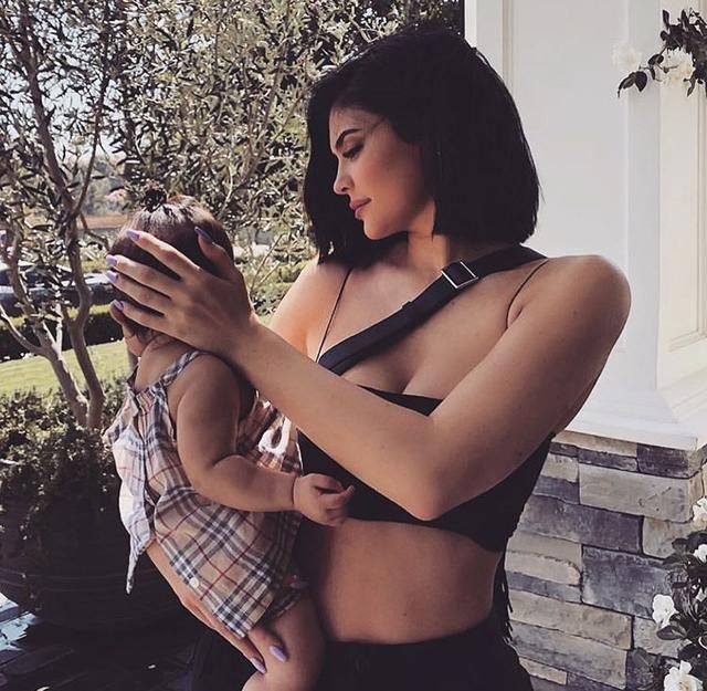 热恋中的肯豆终于出街拍了!网友:身材好穿平价吊带都如此美!