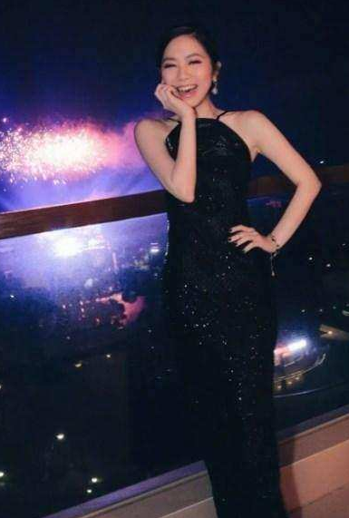 当邓紫棋脱下皮裤, 网友直呼: 想不到能把人鱼裙穿这么仙，真厉害