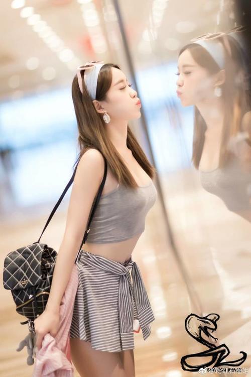 路人街拍，一身青春活力搭配的小姐姐，嘟嘟嘴真可爱