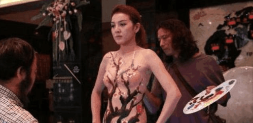 美女身穿牛仔裤街头游玩，无一人发现异样，小伙经过后尴尬了！