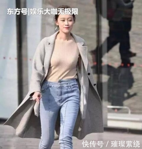 『风采』街拍:丹唇外朗的美女,一条浅蓝色连衣裙外搭白色外套,风采迷人