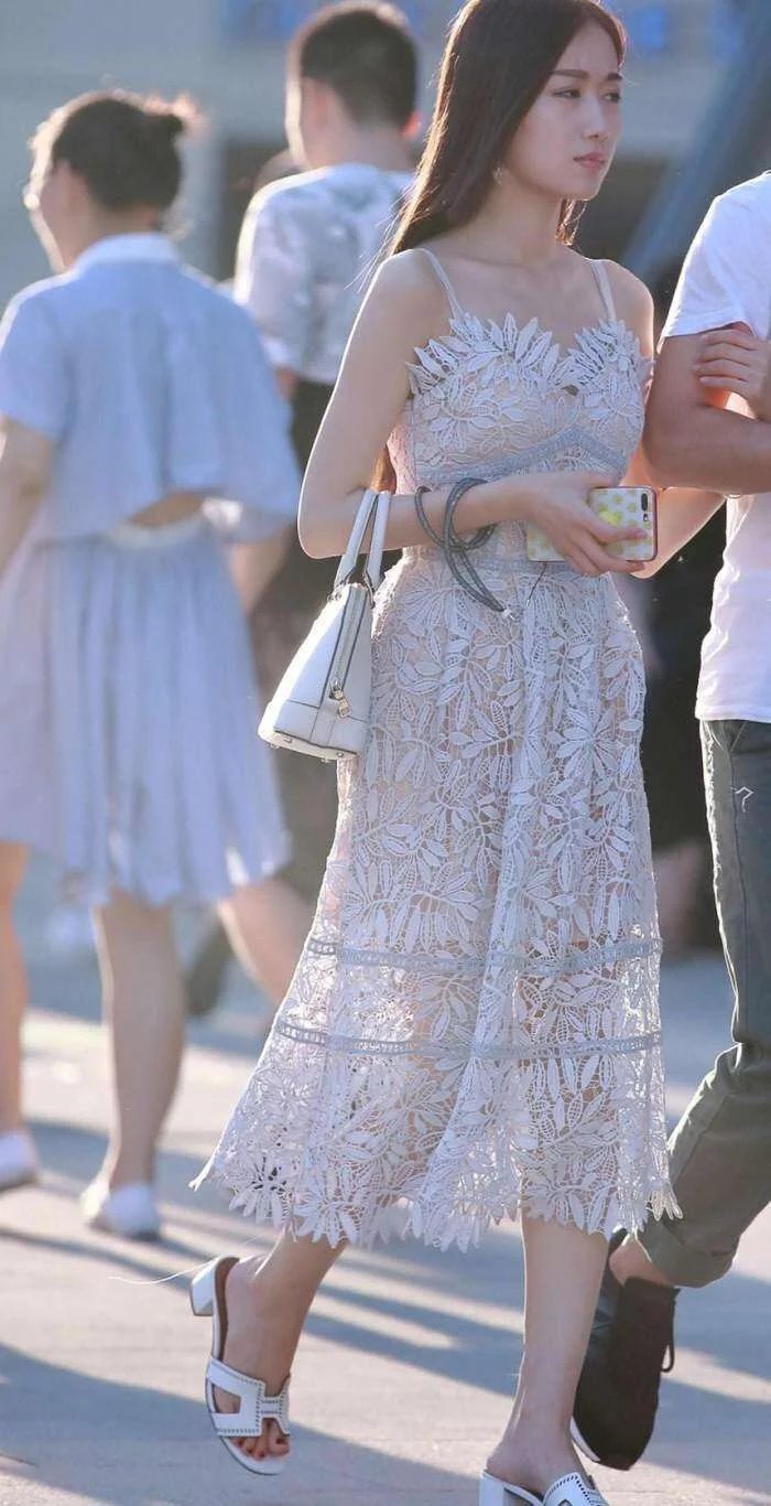 若隐若现的镂空长裙小姐姐, 阳光照射下更加唯美