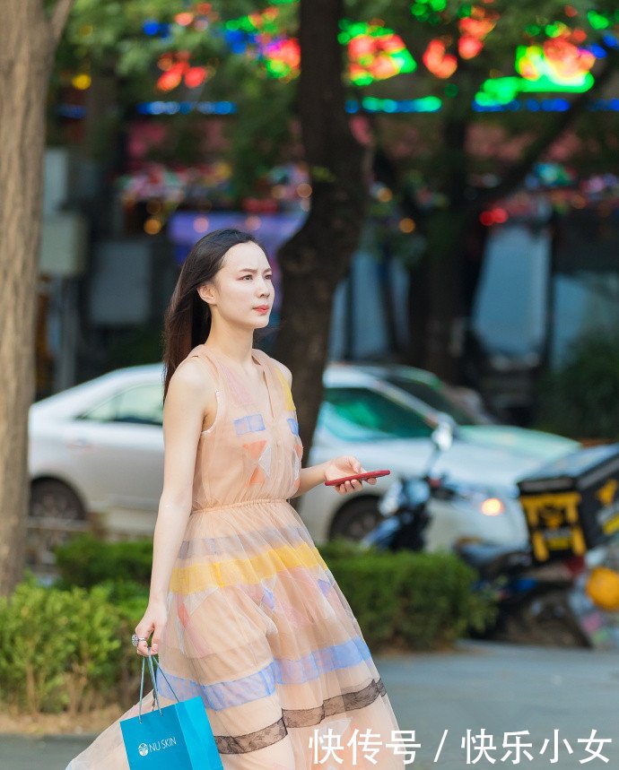 路人街拍穿绸缎长裙的小姐姐，白皙的皮肤，婀娜的身段