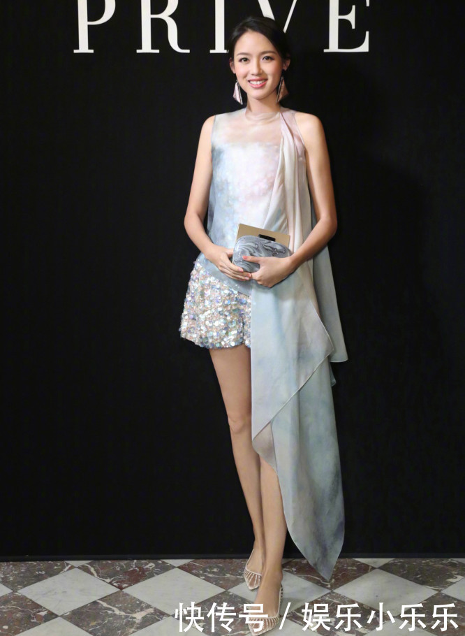 张梓琳不愧是合照杀手，即使穿上平底鞋，1米8的大长腿依旧秒杀众