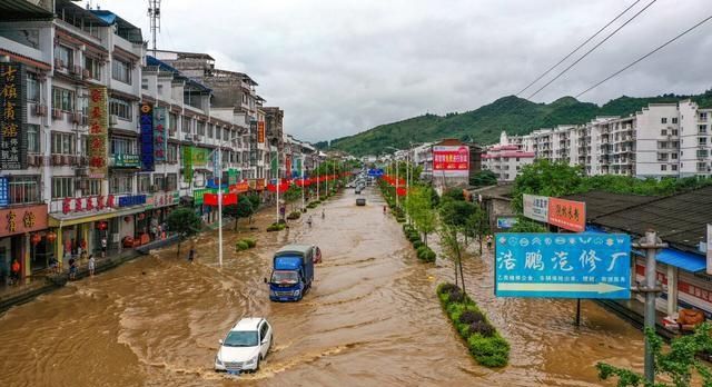 直击桂林暴雨，漓江已超警界水位，航拍画面似电影大片