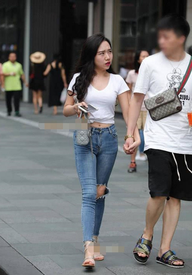 美女|美女牛仔裤搭配棕色休闲衫, 显腿长有气质