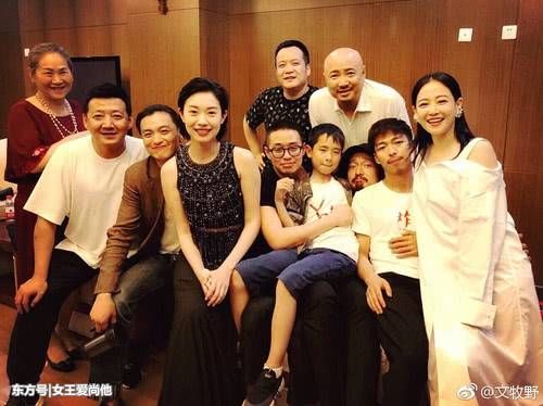 朱丹晒女儿坐爸爸肩膀照，嘲讽造谣者:这个女人，还坐他肩膀上呢