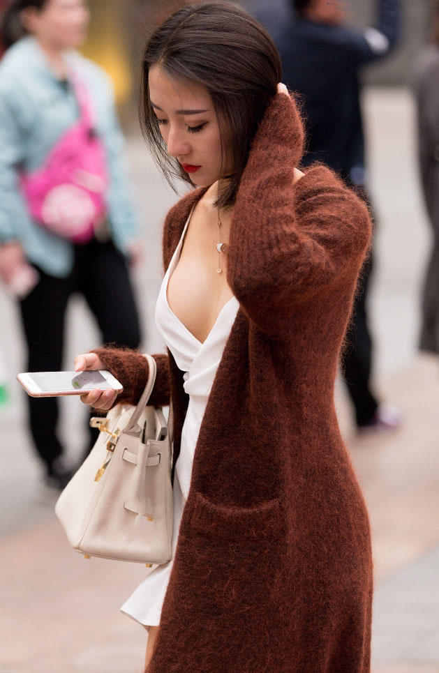 时尚小姐姐深V吊带连衣裙显出柔美曲线，轻抚着短发很迷人