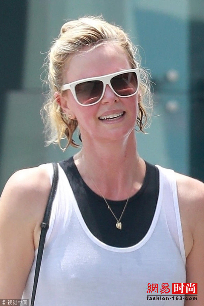 42岁塞隆女神身材不输超模 气质更“能打”