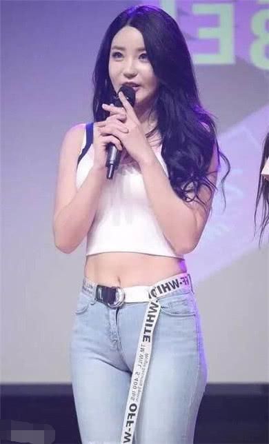 俏丽小姐姐，紧身牛仔裤太紧显勒痕，竟然还向上提