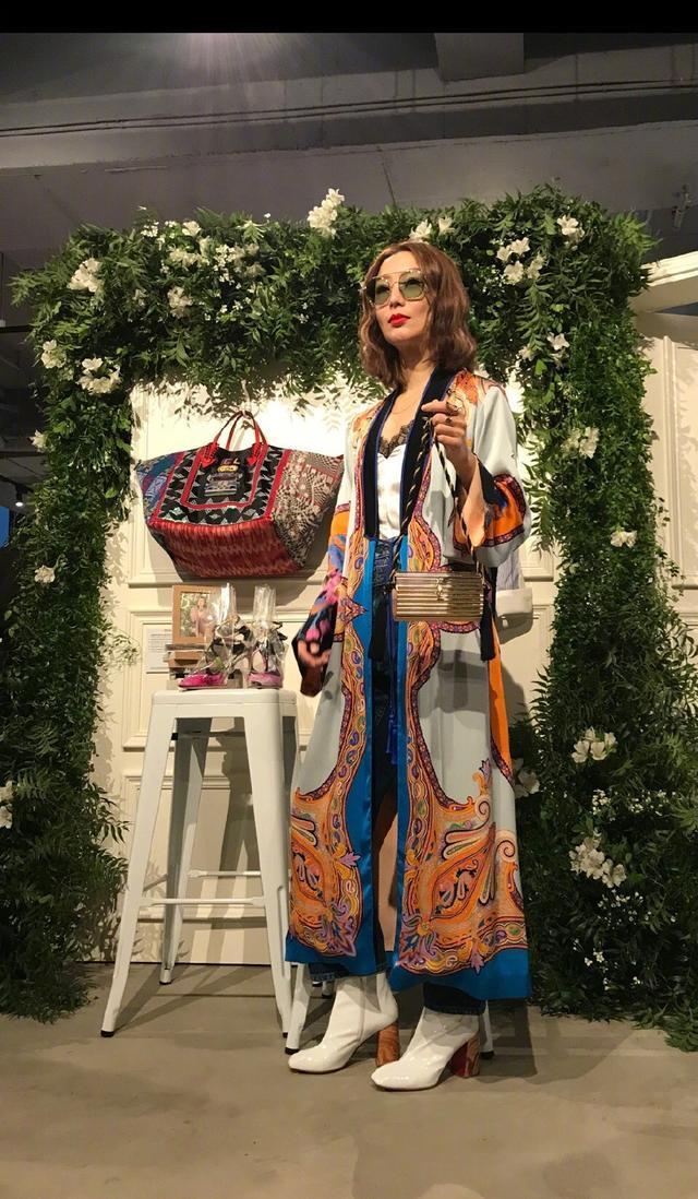 46岁郑秀文解锁新时尚，外套只穿一半 鞋子不同色，网友：就服你