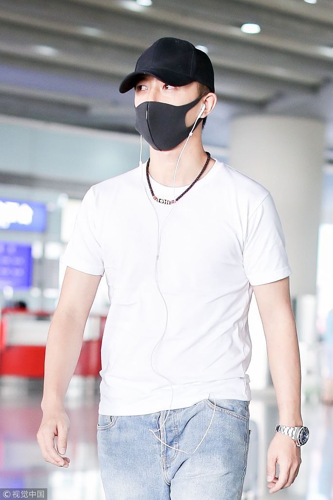 韩庚口罩遮面抵京低调十足 白T恤配牛仔裤简洁帅气