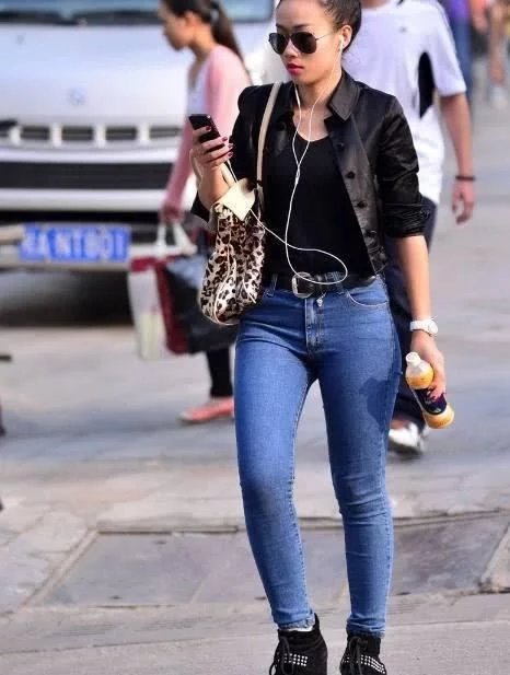 街拍：身材微胖的牛仔裤美女，完美的展现出女人的魅力